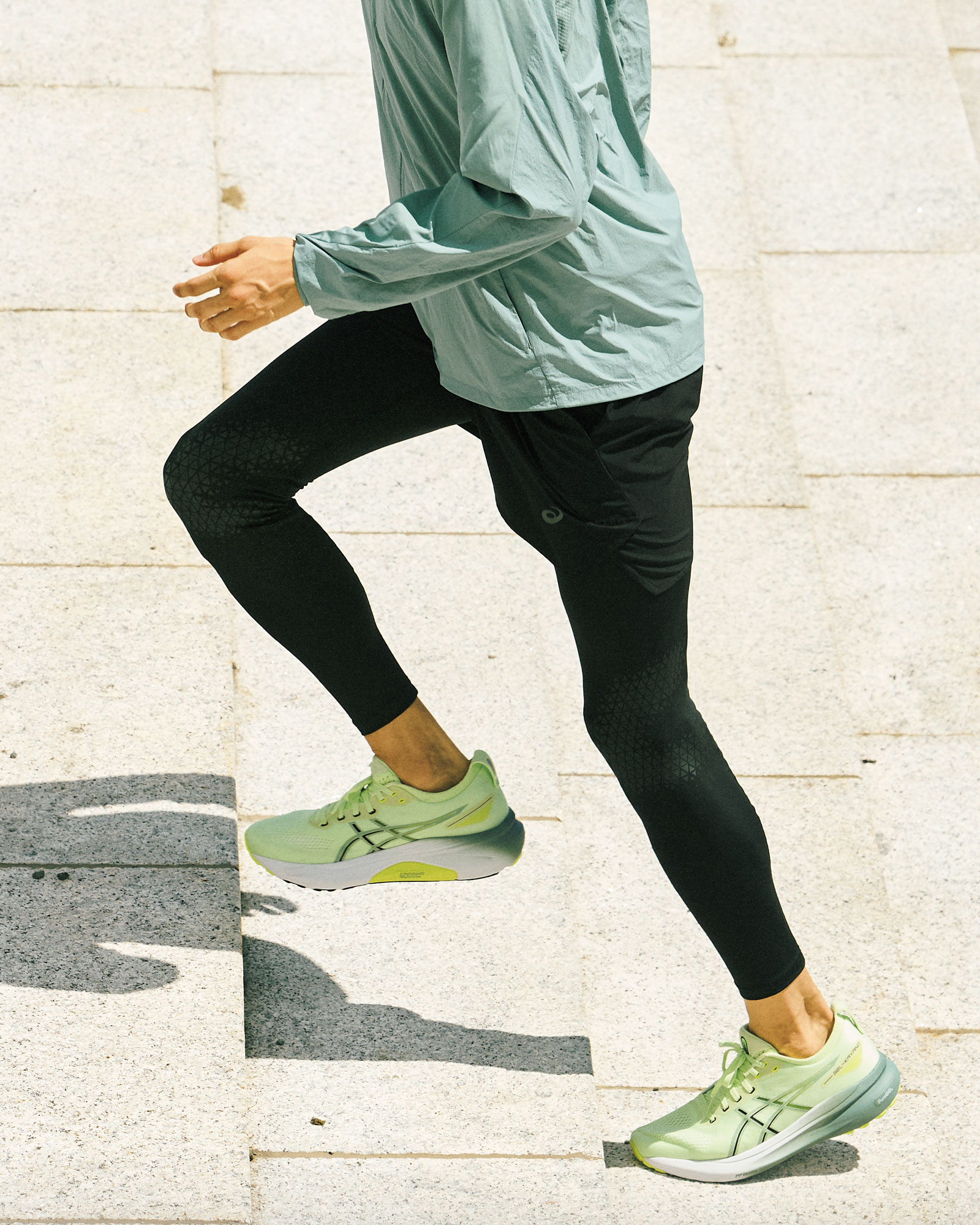 アシックス〉の新作タイツ《MOTION MUSCLE SUPORTスタビリティタイツ》。