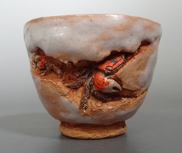 東京都内にて、三代 佐々木二六の二六焼、細密片口茶碗と沢蟹刻湯呑を