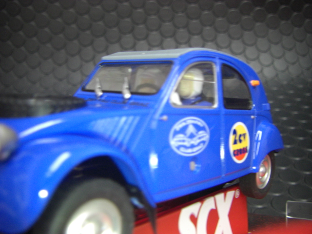 SCX 1/32 ｽﾛｯﾄｶｰ 64880◇CITROEN 2CV Sahara Club Graz 4X4 ライト点灯