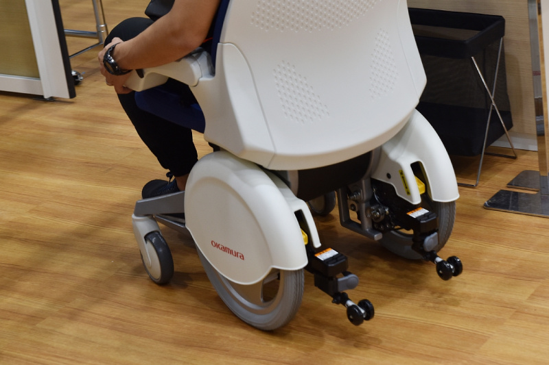 日本初の国産AT車の遺伝子を受け継ぐ、オカムラのオフィス用電動イス