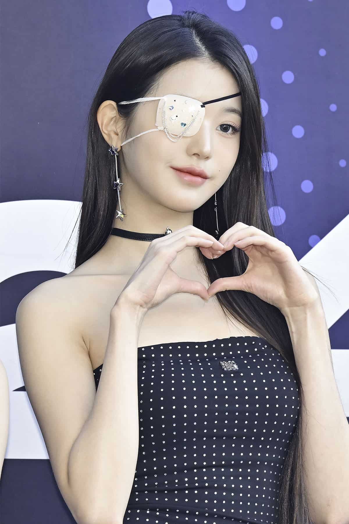 IVE・ウォニョン “スケ見え衣装” で原宿に登場…ミニスカ全身ホワイト