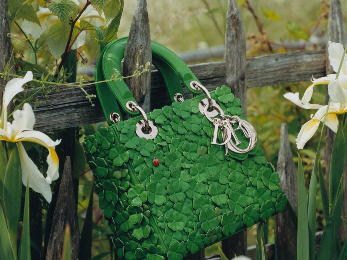 ディオールが四つ葉のクローバーを散りばめた新作ミニバッグ「レディ