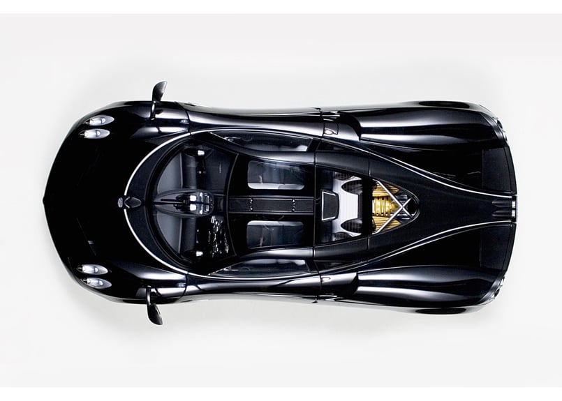 AUTOart 1/12 パガーニ ウアイラ (ブラック/シルバー・ストライプ