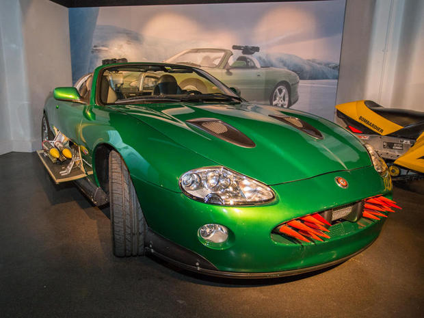 映画「007」に登場する乗り物--特殊装備満載のボンドカーからジェット