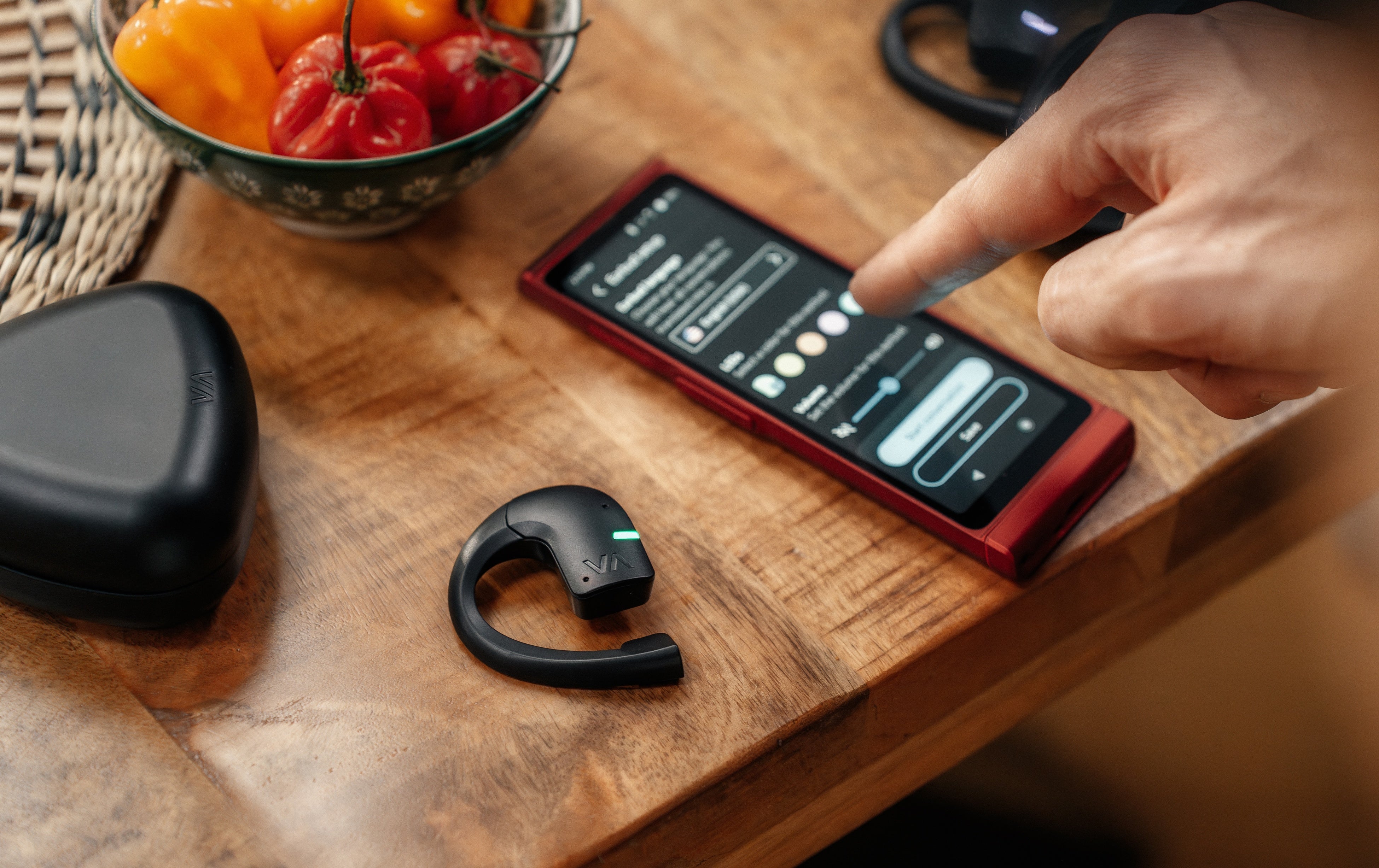 イヤホン型のウェアラブルAI翻訳機「Vasco Translator E1」8月19日より