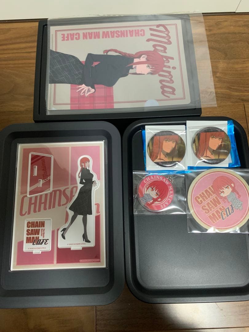 チェンソーマン カフェ マネキネコ マキマ アクスタ キーホルダー 缶バッジ マキマ チェンソーマン 缶バッジ キーホルダー - メルカリ