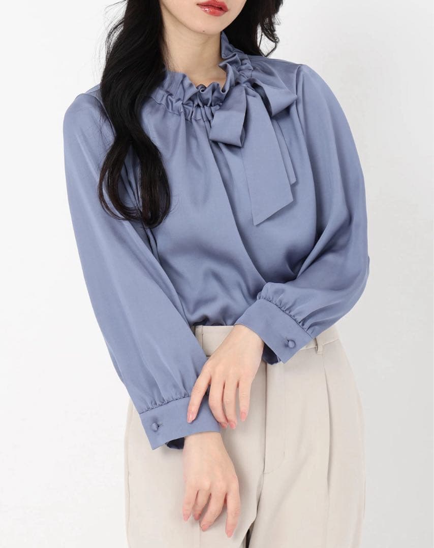 セレモニー・オフィスシーンにおすすめなアイテム　ギャザーフリルリボンブラウス STRAWBERRY-FIELDS（ストロベリーフィールズ） ブラウス シャツ