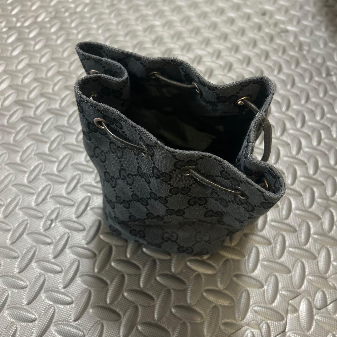 Gucci 黒　ロゴ入り 巾着ポーチ
