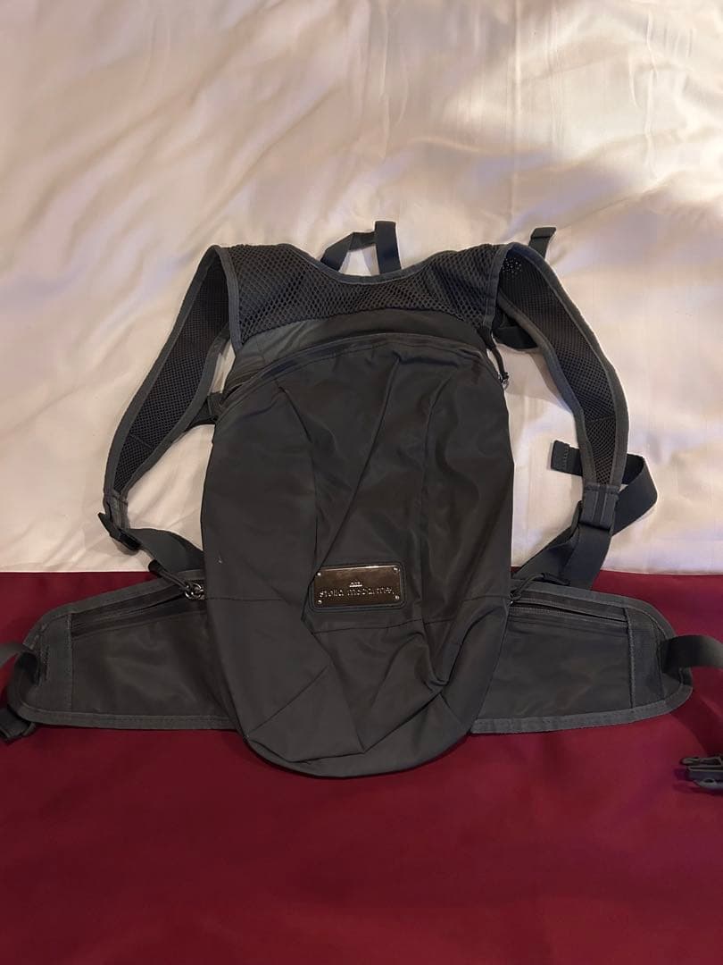 ステラマッカートニー　シルバーのランニングリュック