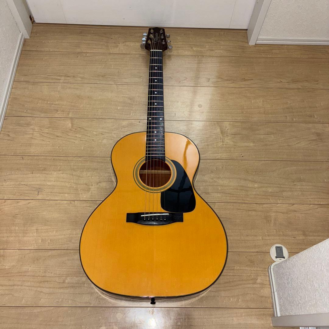 タカミネ　アコースティックギター　スモールタイプで弾きやすいギターです