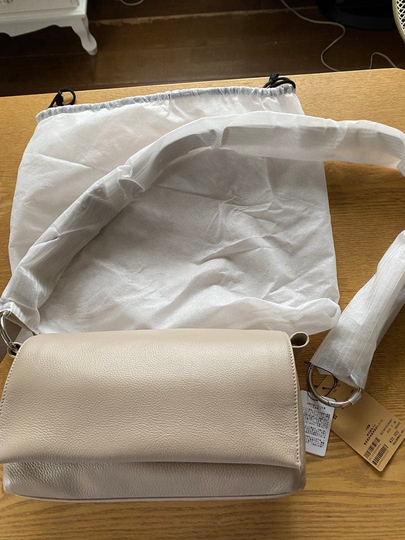 ビアズリーレザーボディーバック