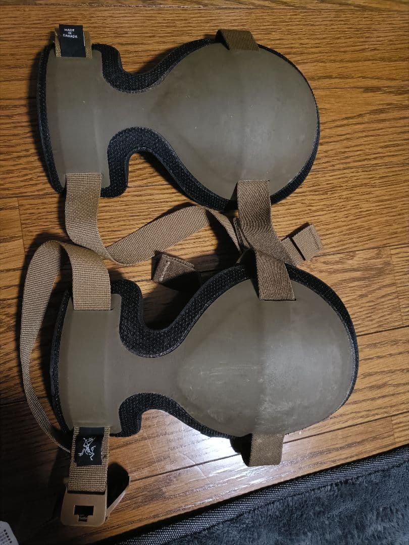 アークテリクス　カーキ色ニーパッド 調整可能ストラップ付き ARC'TERYX（アークテリクス） キャップ バード ワード トラッカー