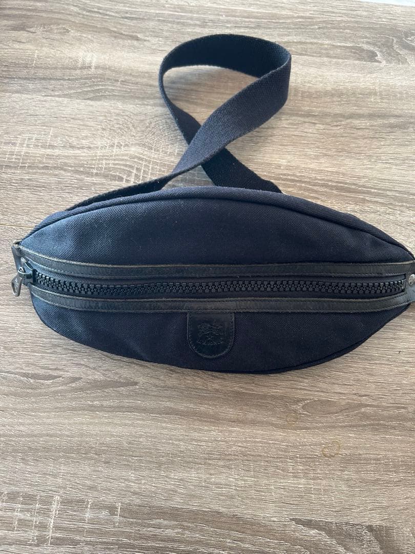 IL BISONTE ブラック ボディバッグ