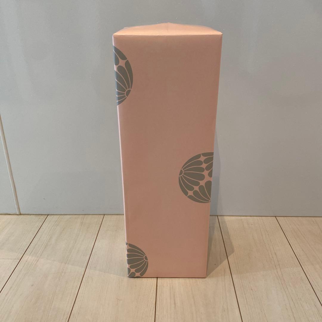 森伊蔵の1800ml焼酎、専用箱入り。 楽天市場】森伊蔵 〔専用桐箱入り朱色帯〕 25度 1800ml「心を込めて