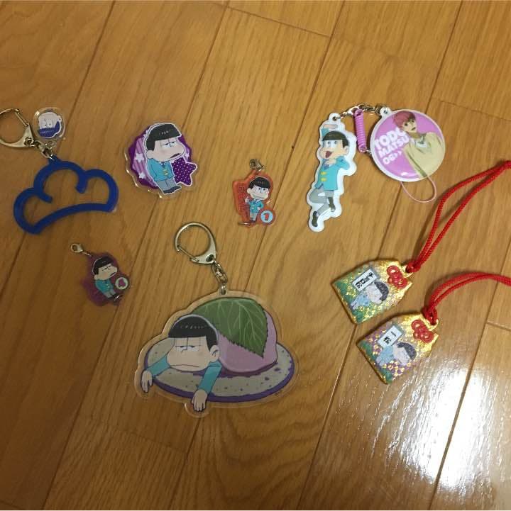 おそ松さん キーホルダー ストラップ おそ松さん』の6つ子＋がピタッと貼りついたキーホルダーに！ | 電撃