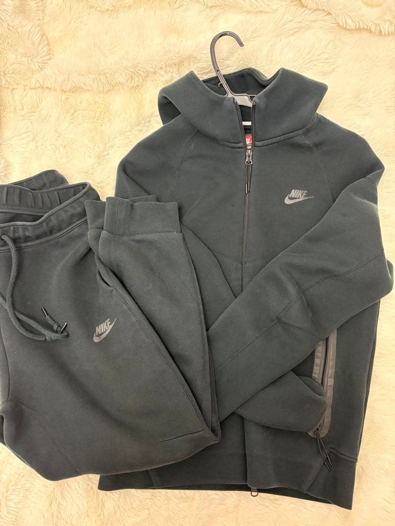 Nike テック 黒
