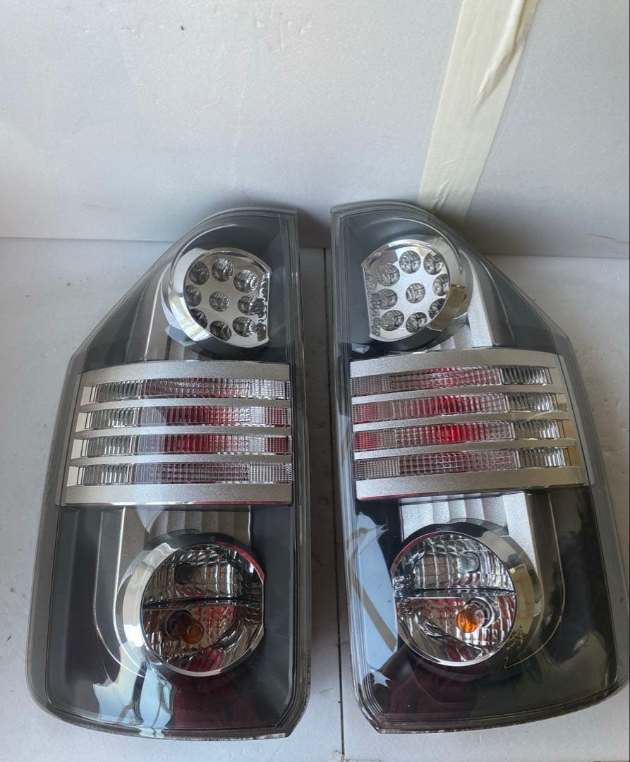 トヨタ 純正 ヴォクシー 70系 後期 ZRR70W テールランプ　左右セット ヴォクシー 70系 後期 純正 テールランプ 左右セット 美品 - メルカリ