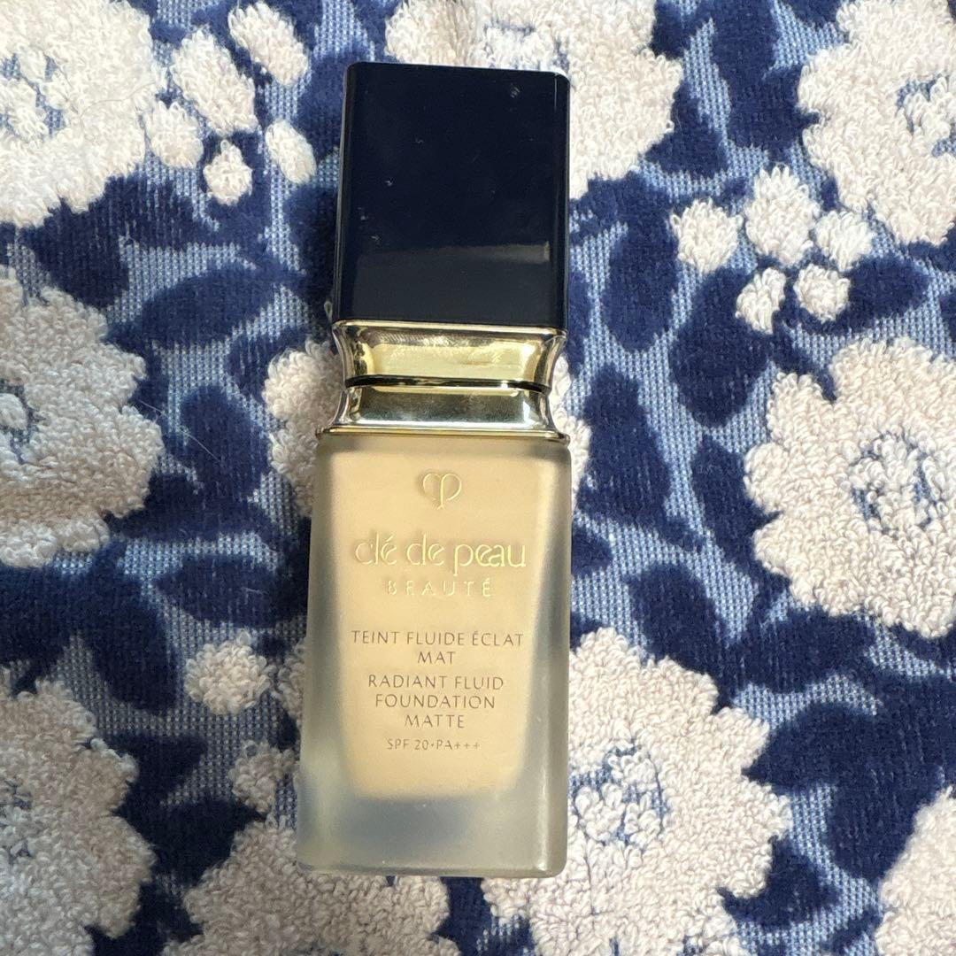 クレ・ド・ポー　ボーテ　ファンデーション タンフリュイドエクラマットオークル10