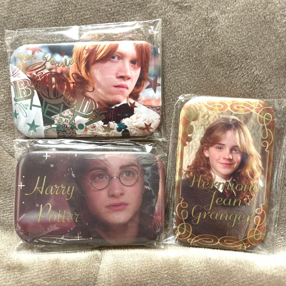 ハリーポッタースクエア缶バッジ 単品販売】金バッジプレミアムスクエア ロケーションズ 全8種 | ハリー